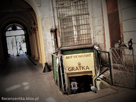 Łódź antykwariat Gratka wejście z gołębiami